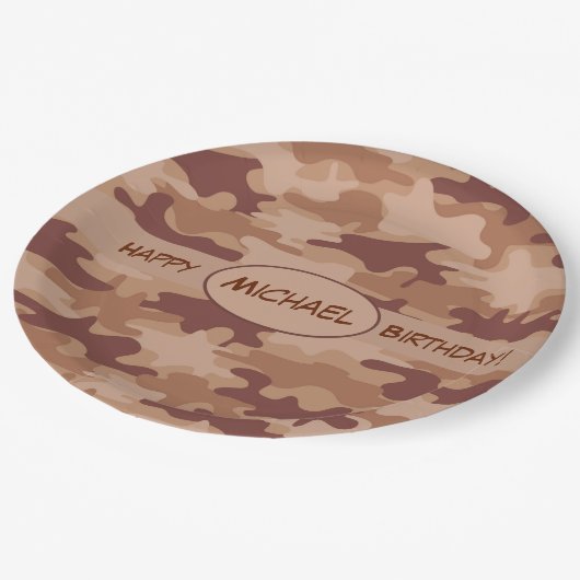 Brown Camouflage Happy Birthday Name Personalisier Pappteller (Schrägansicht)