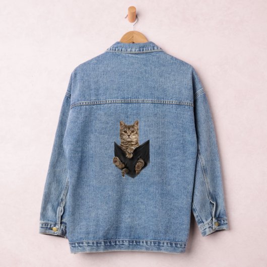 Brown Cat Sits in Pocket Jeansjacke (Hangar)