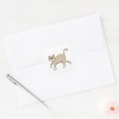 Brown Cat Walking Quadratischer Aufkleber
