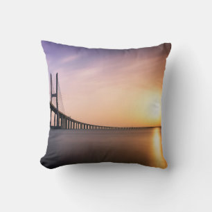 BROWN CONCRETE BRIDGE WÄHREND DES TAGES KISSEN