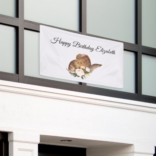 Brown Cowgirl Hut mit rosa Blume Happy Birthday Banner (Äußeres Gebäude)