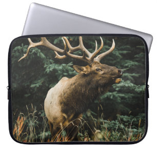 BROWN DEER AUF GRÜNEN GRAS WÄHREND DES TAGES LAPTOPSCHUTZHÜLLE