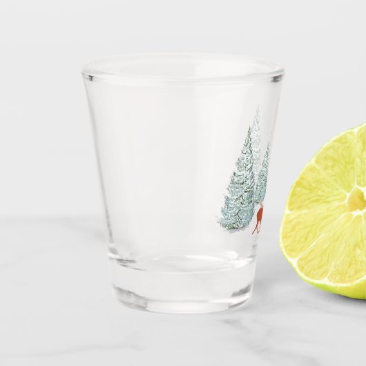 Brown Deer & Snowy Spruce Trees Schnapsglas (Links)