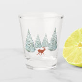 Brown Deer & Snowy Spruce Trees Schnapsglas (Vorderseite)