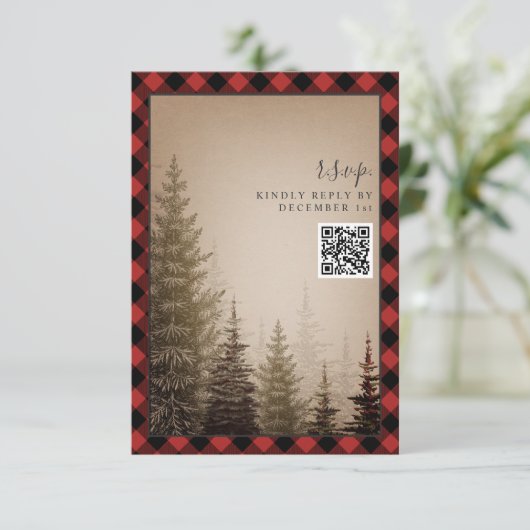 Brown Evergreen Tree Rustic Kariert Wedding QR Cod RSVP Karte (Stehend Vorderseite)