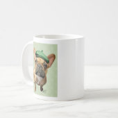Brown French Bulldog mit Green Hat Kaffeetasse (Vorderseite Links)
