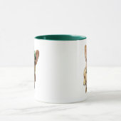 Brown French Bulldog mit Grünem Hut 2 Tasse (Zentrum)