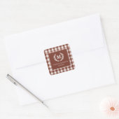 Brown Gingham Monogram Wappen Custom Quadratischer Aufkleber (Umschlag)
