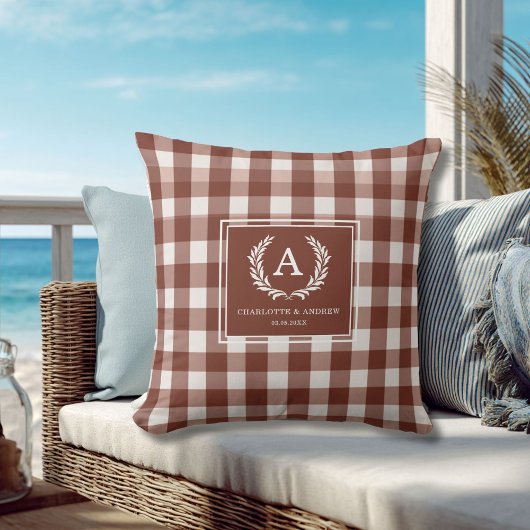 Brown Gingham Monogram Wappen Kissen