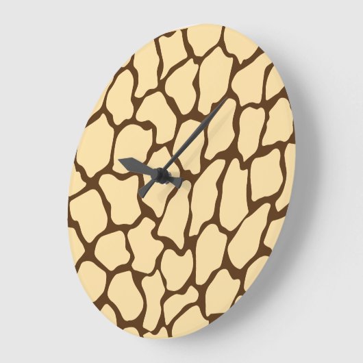 Brown Giraffe Pattern – Minimal Animal Print Große Wanduhr (Winkel)