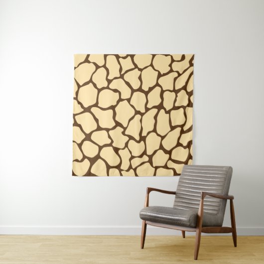 Brown Giraffe Pattern – Minimal Animal Print Wandteppich (Beispiel)