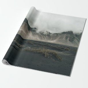 BROWN GRASS IN DER NÄHE VON WASSER UND BERG GESCHENKPAPIER