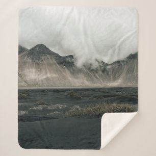 BROWN GRASS IN DER NÄHE VON WASSER UND BERG SHERPADECKE