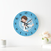 Brown Hair Karate Boy Judo Martial Arts Große Wanduhr (Zuhause)