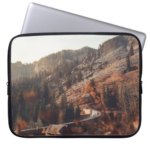BROWN HOLZBRÜCKE AUF BROWN ROCKY BERG WÄHREND LAPTOPSCHUTZHÜLLE