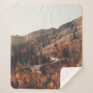 BROWN HOLZBRÜCKE AUF BROWN ROCKY BERG WÄHREND SHERPADECKE