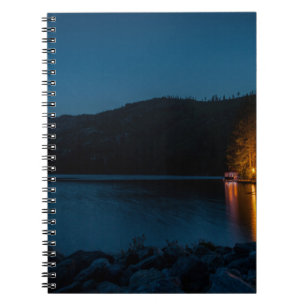 BROWN HOLZDOCK AUF DEM BLAUEN SEE WÄHREND DER NAC NOTIZBLOCK