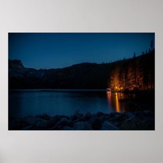BROWN HOLZDOCK AUF DEM BLAUEN SEE WÄHREND DER NACH POSTER (Vorne)