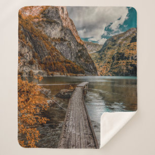 BROWN HOLZDOCK IN DER NÄHE DES BERGES WÄHREND DES  SHERPADECKE