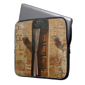 BROWN HOLZTÜR AUF BROWN BRICK WALL LAPTOPSCHUTZHÜLLE (Vorderseite Links)
