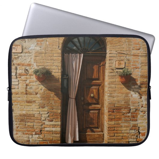 BROWN HOLZTÜR AUF BROWN BRICK WALL LAPTOPSCHUTZHÜLLE (Vorderseite)