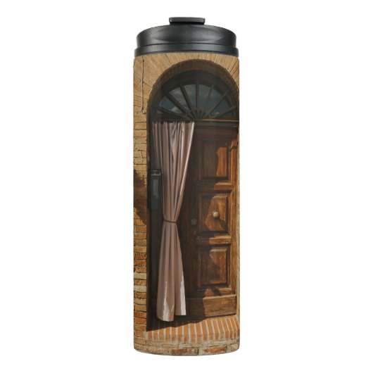 BROWN HOLZTÜR AUF BROWN BRICK WALL THERMOSBECHER (Vorderseite)