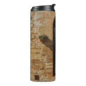BROWN HOLZTÜR AUF BROWN BRICK WALL THERMOSBECHER (Nach links gedreht)