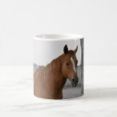 Brown Horse, B&W Background Tasse (Mittel)