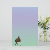 Brown Horse in Wind Pastel Papier (Stehend Vorderseite)