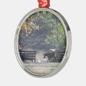 Brown Horse walking through Fence Ornament Aus Metall (Links)