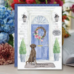 Brown Labrador Retriever Moving Ankündigung Postkarte<br><div class="desc">Mit unserer stilvollen Ankündigung kündigen Sie Ihre neue Adresse an: Braun Labrador Retriever,  blaue Eingangstür,  Begrüßungstafel,  Schiefer-Schild,  Topiaries und ein blumengeschmücktes Set auf grauem Backstein.</div>