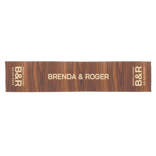 Brown Mahogany Wood Wedding Monogram Kurzer Tischläufer (Horizontal)