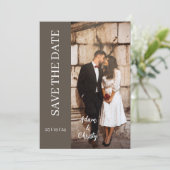 Brown Minimalistisch Black Foto Personalisiert Wed Einladung (Stehend Vorderseite)