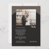 Brown Minimalistisch Black Foto Personalisiert Wed Einladung (Rückseite)