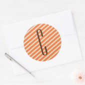 Brown monogram on Retro Orange Diagonal Stripes Runder Aufkleber (Umschlag)