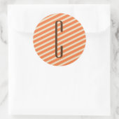 Brown monogram on Retro Orange Diagonal Stripes Runder Aufkleber (Tasche)