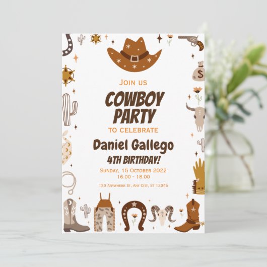 Brown Niedlich Cowboy Birthday Party Einladung (Stehend Vorderseite)