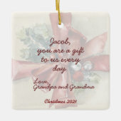 Brown Paper Package with Red & Cream Extravagant B Keramikornament (Vorderseite)