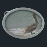 Brown Pelican am Strand Ovale Gürtelschnalle<br><div class="desc">Ein Foto eines braunen Pelikans,  das das Wasser und den Sand am Strand an einem sonnigen Tag auf einem Gürtelschnalle genießt</div>