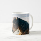 BROWN PFERDE AUF GRASS IN DER NÄHE DES STRANDES KAFFEETASSE (VorderseiteRechts)