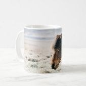 BROWN PFERDE AUF GRASS IN DER NÄHE DES STRANDES KAFFEETASSE (Vorderseite Links)