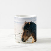 BROWN PFERDE AUF GRASS IN DER NÄHE DES STRANDES KAFFEETASSE (Mittel)