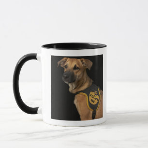 Brown-Rettungshund mit adoptieren mich Weste Tasse