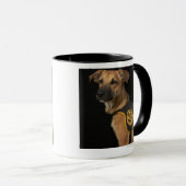 Brown-Rettungshund mit adoptieren mich Weste Tasse (VorderseiteRechts)