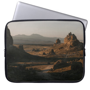 BROWN ROCK FORMATION AUF BROWN FELD WÄHREND DES TA LAPTOPSCHUTZHÜLLE