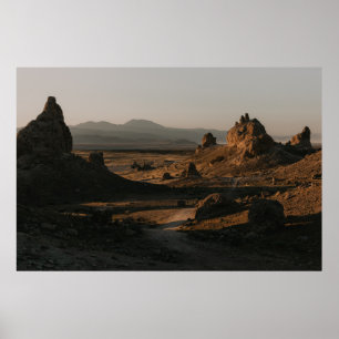 BROWN ROCK FORMATION AUF BROWN FELD WÄHREND DES TA POSTER