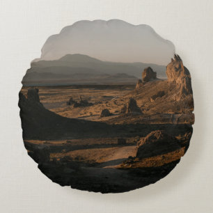 BROWN ROCK FORMATION AUF BROWN FELD WÄHREND DES TA RUNDES KISSEN
