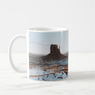 BROWN ROCK FORMATION AUF WEISSER SCHNEE BEDECKT ER KAFFEETASSE