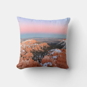 BROWN ROCKY BERG UNTER BLAUEM HIMMEL KISSEN