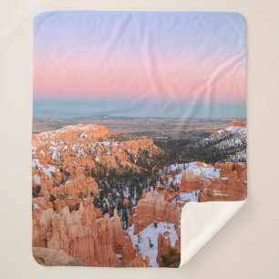 BROWN ROCKY BERG UNTER BLAUEM HIMMEL SHERPADECKE